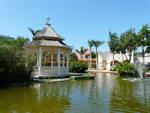 Hotel Iberostar Hacienda Dominicus am Strand von Bayahibe Park mit Pavillon, Teich und Sprinbrunnen.